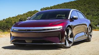 Das ist das Elektromodell Air Grand Touring des US-amerikanischen Herstellers Lucid. Bei uns sieht man die Stromerboliden zwar eher selten, doch hat jüngst einer davon den bisherigen Streckenrekord mit nur einer Akkuladung mit über 160 Kilometern mehr geknackt ...  (Bild: Lucid)