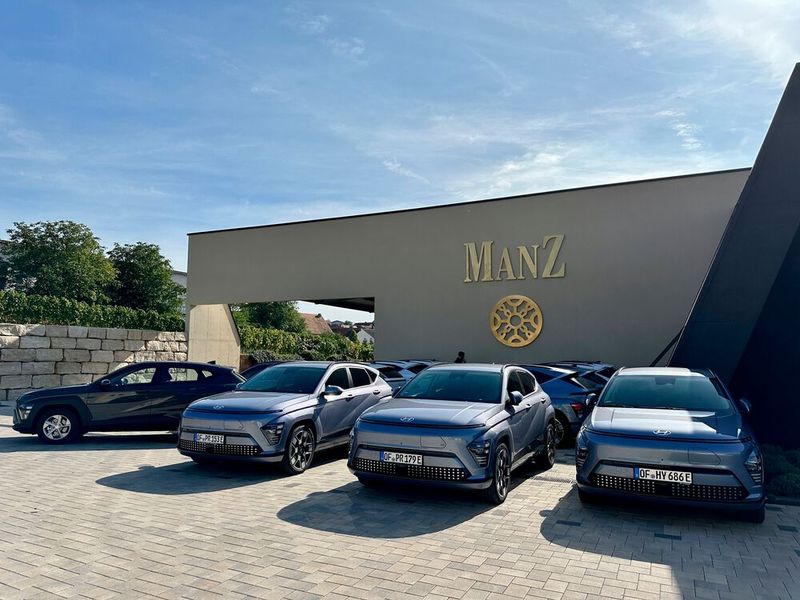 Die Neuauflage des E-SUV Hyundai Kona E wächst in Länge (150 mm), Breite (25 mm), Höhe (10 mm) und Radstand (60 mm).  (Bild: Dirk Kunde)