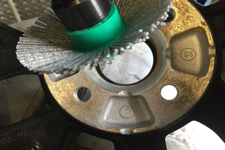 Sauber und immer noch rund prasentiert sich das Felgenloch nach dem Schleifvorgang. (Foto: Mawek)