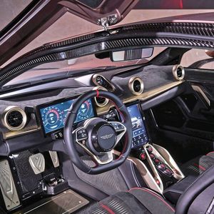 Der sportlich eingerichtete Innenraum des Sagrera verwendet viel Sichtcarbon.(Bild:  Hispano Suiza)