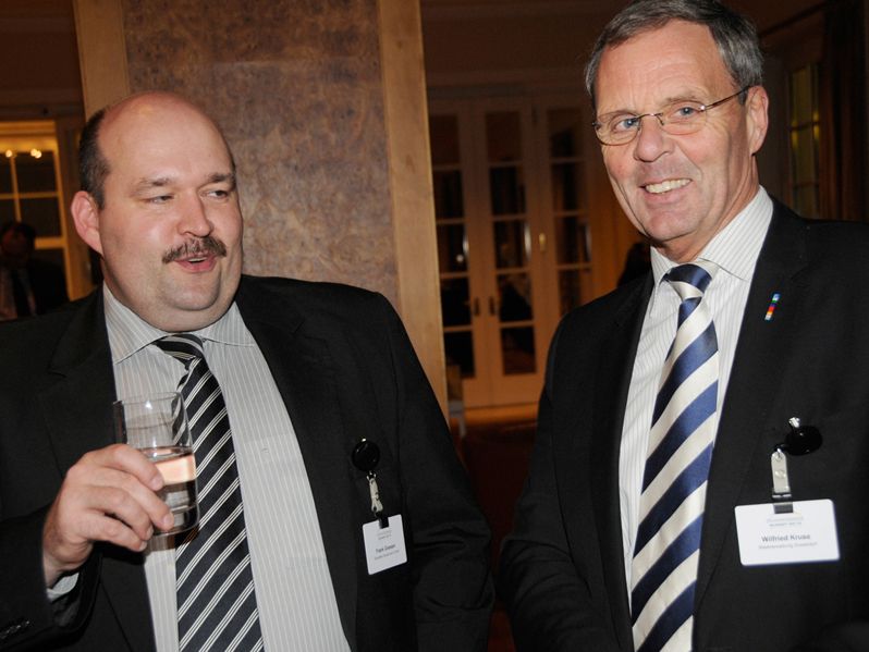 Die Diskussionen gingen auch in der Pause weiter: Frank Giessen, Account Manager Öffentliche Verwaltung (Symantec Deutschland) und Wilfried Kruse (Stadt Düsseldorf) (Archiv: Vogel Business Media)