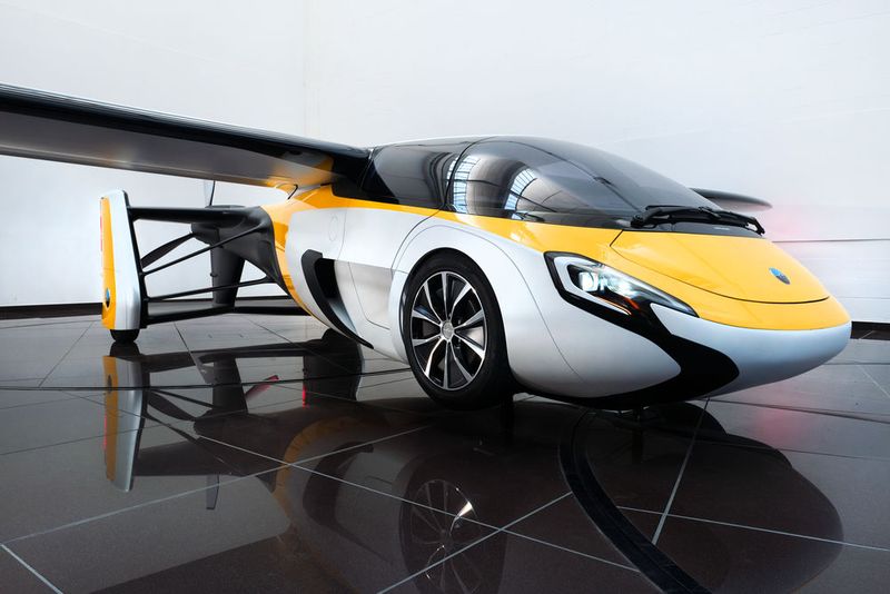 Die slowakische Firma Aeromobil hat das Aeromobil 2.5 entwickelt. Es wiegt gerade einmal 450 Kilogramm und bringt als Auto 160 km/h auf den Asphalt, als Flugzeug kann es beim Start bis auf 200 Stundenkilometer beschleunigen. Die Reichweite in der Luft beträgt 700 Kilometer. (Bild: Terrafugia)