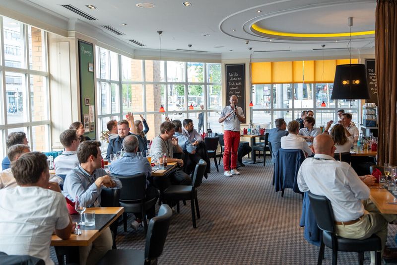 Gerhard Keller, Head of Auto & Industry Germany bei Google Cloud, zeigte am Vorabend des Kongresses unterhaltsam, wo KI bereits im Alltag angekommen ist – und zog unerwartete Parallelen zur Industrie. (Bild: Dominik Böhm - Fotokumpel)