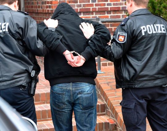 Den hat`s erwischt! Aber Betrüger, die Unternehmen mittlerweile digital angreifen, gibt es immer mehr, wie eine Studie belegt. Erstmals ist die Cyber-Betrügerei häufiger als der übliche Weg, ans Geld von anderen zu kommen. Und das kostet mehr als das Geld, das verloren ist ...(Bild:  P. Oliz)