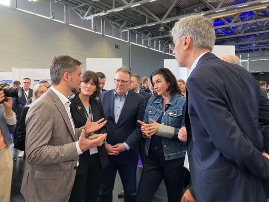 Austausch mit der Politik: Dorothee Bär, Bundesministerin für Forschung, Technologie und Raumfahrt, im Gespräch mit Timo Gessmann am Stand des RIG-Clusters „Manipulate Anything, Anywhere, Anytime“.(Bild:  Schunk SE & Co. KG)