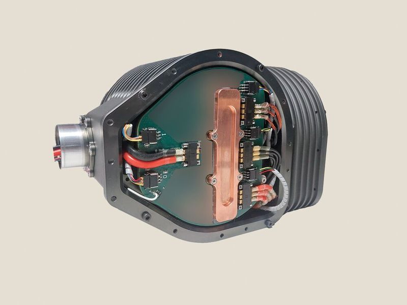 Figure 2: Datamate Mix-Tek M80 in the Proteo mobile robot; key factors are its high current-carrying capacity in a compact space and the combination of power and signal contacts. (Image:Hyperever)