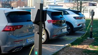 Die Zahl der Elektroautos auf Deutschlands Straßen wächst. Ihre ambitionierten Ziele kann die Bundesregierung mit den aktuellen Zuwachsraten aber nicht erreichen. (Bild: Grimm – »kfz-betrieb«)