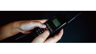 Bevor Smartphones und mit ihnen Messenger-Apps im großen Stil den Markt eroberten, waren Handys wie dieses verbreitet – SMS konnte man damit bereits versenden. (Bild: gemeinfrei)