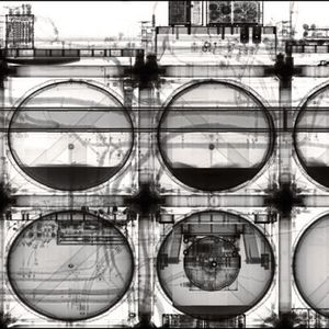 Röntgentomografie-Aufnahme des Eureca-Satelliten (Grösse etwa 3 m x 6 m x 3 m), der von 1992 bis 1993 im Erdorbit kreiste und vom Spaceshuttle Endeavour wieder zur Erde zurückgebracht wurde. Der Satellit ist heute im Verkehrshaus der Schweiz mit einer detaillierten Röntgenanalyse der Empa ausgestellt. (Empa)