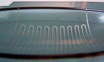 Für die Automobilbranche sind 3D-gedruckte Stromkreise von Neotech AMT eine Möglichkeit, Heizmuster direkt in die Scheibe zu drucken. (Neotech AMT)
