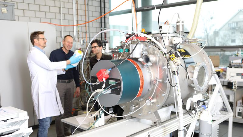 In dieser Kammer beschichten Empa-Forscher Garne mittels Plasmaverfahren, sodass sie wasser- und schmutzabweisend werden.(Bild:  Empa)