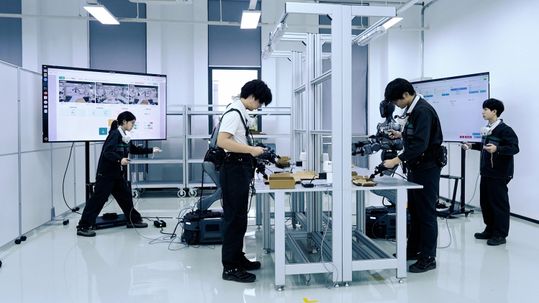 Im Trainings- und Datenerfassungszentrum werden humanoide Roboter für industrielle Tätigkeiten vorbereitet. (Bild:  Schaeffler)