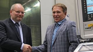 Thomas Warnatsch, geschäftsführender Gesellschafter der Mikromat GmbH in Dresden (links) und Yury P. Bogachev, Vice-Chairman des International Science Technology Center in Moskau/Russland, vereinbarten einen Letter of Intent für die Lieferung einer Präzisionsportalfräsmaschine 20V. (Bild: Kuttkat)