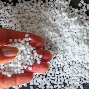 Kunstststoffgranulat für die Weiterverarbeitung im Spritzguss oder im Extruder.(Bild:  Fraunhofer UMSICHT)