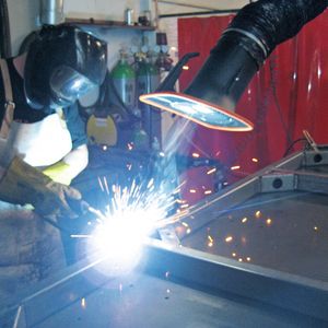 Mit dem Maxi Fil bietet die Kemper GmbH ein Schweißrauch-Filtergerät mit Punktabsaugung für mittleres Schweißaufkommen. Im Lesertest sind die Schweißer der Laslo GmbH mit der Absaugleistung sehr zufrieden.