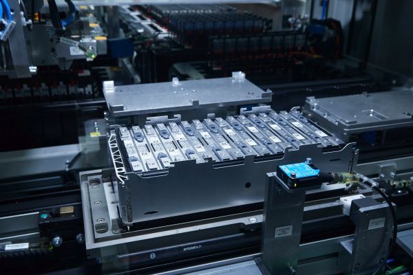 Elektro-Komponenten-Fertigung in Dingolfing für Plug-in-Hybridfahrzeuge.  (BMW)