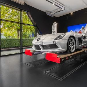 Eyecatcher gibt es im Brand-Center jede Menge. Eines davon ist die gläserne Dialogannahme.(Bild:  Mercedes-Benz AG)