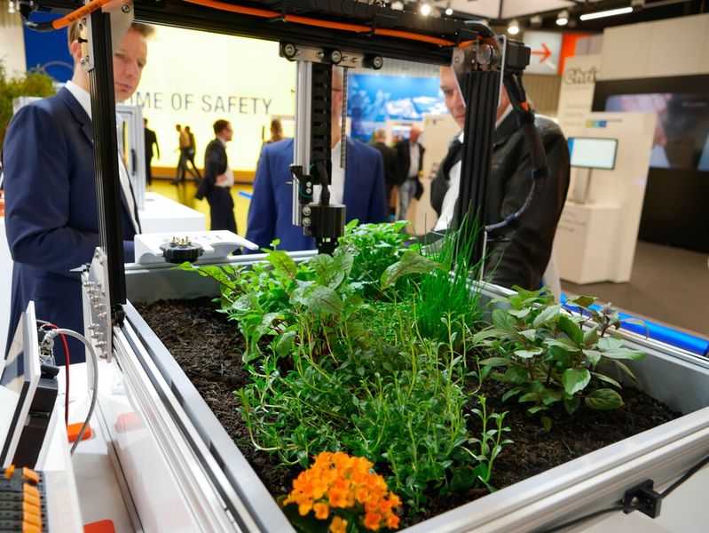 Bei B&R bewiesen die Maschinen ihren grünen Daumen: Das studentische Projekt Edugarden nutzt CNC-Technologie und die Open-Source-Plattform Farmbot. Mit dabei sind außerdem Antriebe und Steuerungen von B&R. (Bild: Sandro Kipar/VCG)