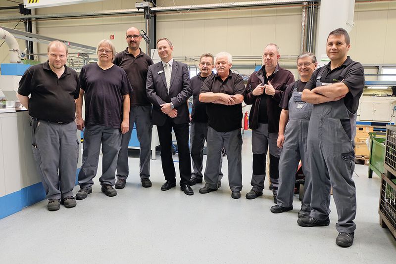 Zwischen Hightech und Handwerk und stets mit viel Fingerspitzengefühl: die Crew der Hommel Schleifmanufaktur. Vierter von links: Hommel-Gesamtgeschäftsführer Gisbert Krause. (Bild: Schreier)