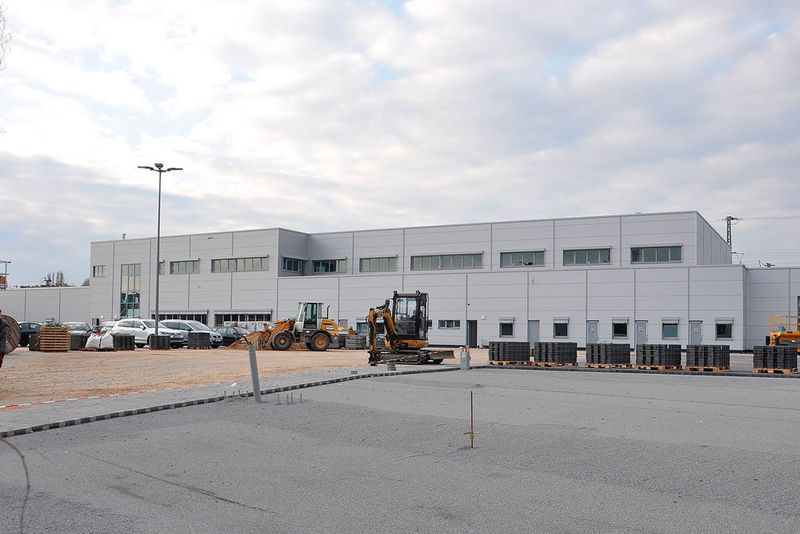 Auf dem Gelände entsteht neben dem Seat-Autohaus noch ein Bau für die Berolina-Zentralverwaltung, ein K & L-Zentrum, … (Foto: Grimm)