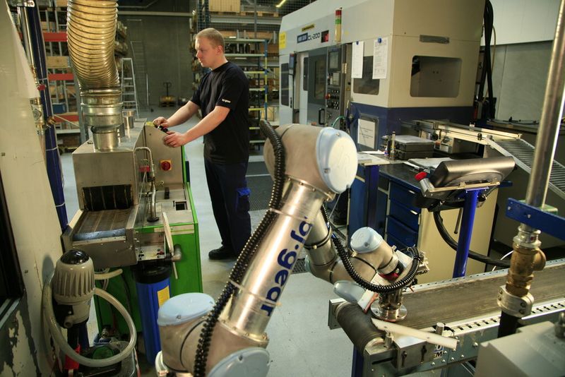 Roboterarm im Einsatz bei BJ-Gear A/S in Skanderborg (Dänemark). (Bild: Universal Robots)