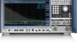 Messplatz: Der R&S FSWP ist für Phasenrauschen und spannungsgesteuerte Oszillatoren konzipiert. Damit lassen sich Messaufbau sowie Bedienung vereinfachen. Der Bildschirm zeigt die Messkurve eines High-End-OCXOs mit -190 dBc/Hz bei einem Frequenz-Offset von 1 MHz. (Rohde & Schwarz)
