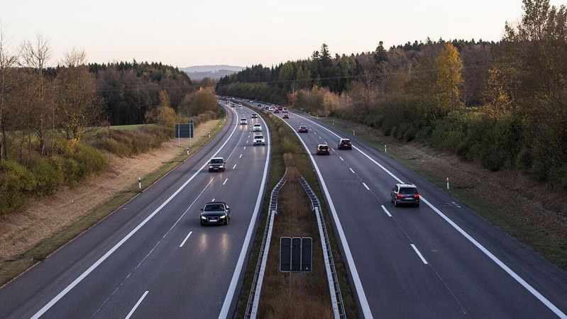 Allein zwischen 2017 und 2022 hat sich der Lärmpegel von Pkw um 3 Dezibel verringert. (Bild:  frei lizenziert /  Pixabay)