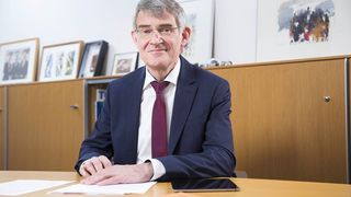 Franz-Xaver Bernhard, Vorsitzender des VDW, äußert sich über die Lage im deutschen Maschinenbau: „Wir blicken wieder positiver in die Zukunft! Doch wird die Branche vom Fachkräftemangel geplagt.“ Hier ein Bericht dazu, wie es momentan aussieht ... (Bild: VDW / M. Hauptmannl)