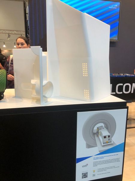 Im SLS-Verfahren mit PA 12 ist dieses um 33 Prozent leichtere Gehäuse für MRT-kompatible Inkubatoren für die Neugeborenenversorgung. Materialise konnte in diesem Projekt das Gewicht des Inkubators von 45 auf 30 kg reduzieren. (Bild: VCG/Juliana Pfeiffer)