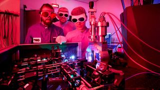 Das Herzstück des ersten Quanteninternetknotens ist ein Zuchtdiamant mit gezielt eingebrachten Stickstofffehlstellen (NV-Zentren). Er emittiert Einzelphotonen, welche die Information über den Zustand des Qubits tragen und transportieren können. (Bild: Fraunhofer-ILT / R. Baumbarten)