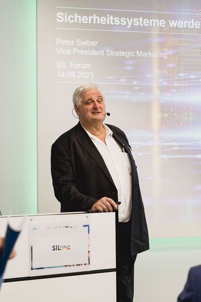 Peter Sieber, die zweite - jetzt in der Deep Dive auf dem SIL Forum: Wenn Sicherheitssysteme  zur Datendrehscheibe werden und was das für Betreiber bedeutet (Bild: Stefan Bausewein)