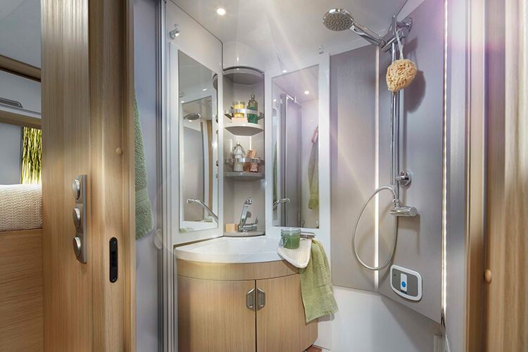 Das drehbare Eckwaschbecken im Niesmann Smove verschwindet bei Bedarf in der Wand. (Bild: Niesmann)