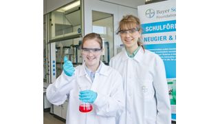 Anne Tillmann und Antje Hölscher – zwei von insgesamt 20 Teilnehmern des NRW-Landesseminars bei Bayer in Leverkusen. (Bild: Bayer)