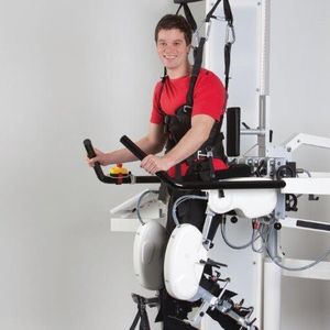 Weltweit sind jetzt 500 Lokomaten im Einsatz. Patienten mit neurologisch bedingten Bewegungsstörungen lernen mit ihrer Hilfe erfolgreich wieder zu gehen.