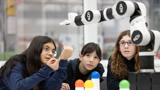 Roboter helfen dabei, den Arbeitsplatz für junge Menschen attraktiver zu machen. Unternehmen und Regierungen fördern Qualifizierungs- und Weiterbildungsprogramme, um Arbeitnehmern zu helfen, mit den sich ändernden Anforderungen an ihre Fertigkeiten Schritt zu halten und in einer von Automatisierung geprägten Wirtschaft wettbewerbsfähig zu bleiben.(Bild:  Comau)