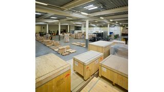 Am Standort Traiskirchen übernimmt Logwin auch das sogenannte Einhausen: Jede Palette erhält eine Verkleidung aus zertifiziertem, schädlingsfreiem Holz. (Bild: Logwin)