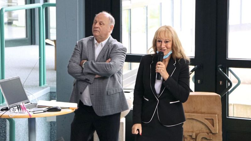 Schulleiterin Sylvia Gerl und BFC-Vorsitzender Helmut Peter gratulierten den jungen Betriebswirten im Kfz-Gewerbe. (Bild: BFC)