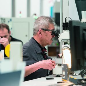 Die Produktion von Kleinstteilen ist die eine Herausforderung, ihre Messung und Prüfung eine andere. Polydec SA hat einen Prozess eingeführt, der es dem Unternehmen ermöglicht hat, in puncto Qualitätsmanagement einen Delegierungsvertrag mit einem grossen Konzern abzuschliessen. 