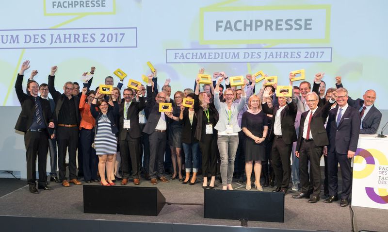 Zum Abschluss der Preisverleihung kommen alle Sieger der elf Kategorien des Awards „Fachmdium des Jahres 2017“ sowie die drei Erstplatzierten des Awards „Fachjournalist des Jahres 2017“ zusammen. (Fernando Baptista / Deutsche Fachpresse)