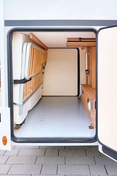 Außerdem bietet der Alkoven A699 DVB im Heck eine gerüumige Garage, sofern das Bett weggeklappt wurde. (Bild: Forster)