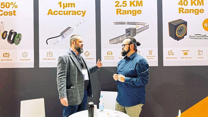 Constantin Radjapaksa from Luxcode in an interview with Manuel Christa, editor of Elektronikpraxis.(Image: Manuel Christa/VCG)