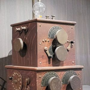 Experimentelle Triode von de Forest (oben) in einem Radio von Armstrong.(Bild:  Experimental triode (1906) in a radio (1914) /Votpuske / CC BY )