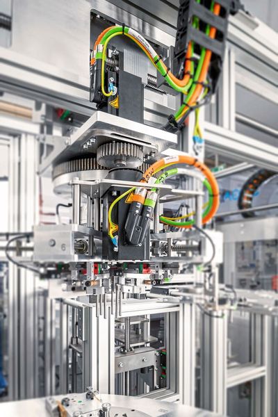 Herzstück der Maschine ist ein Sechsfach-Greifer.  (Bild: STÖBER Antriebstechnik GmbH + Co. KG)