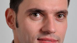 Christian Leist, AZO, klärt auf dem 10 Schüttgut-Forum welchen Einfluss Fördersysteme auf die Produkteigenschaften haben. (Bild: Azo)