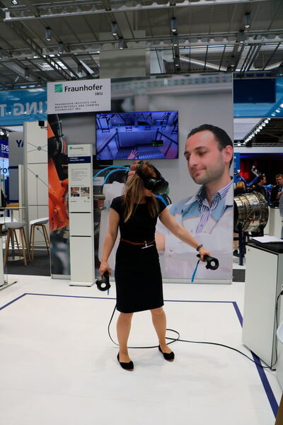 Das Fraunhofer IWU zeigt, wie mithilfe einer VR-Brille mit einem virtuellen Heavy-Duty-Roboter interagiert werden kann. (K.Juschkat/konstruktionspraxis/elektrotechnik)