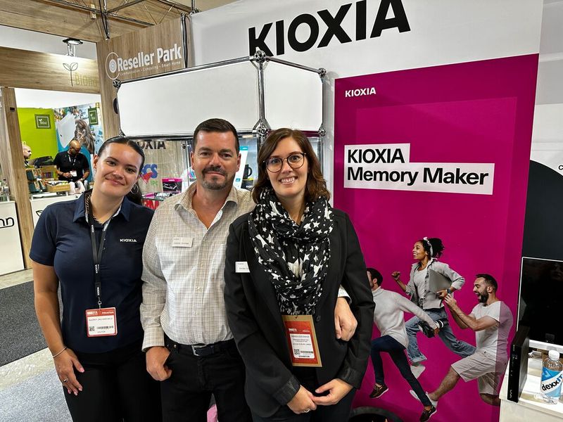 Andreas Sviontek mit seinen herzlichen Kolleginnen (l.) Audrey Zacharewicz und Annika Oosterhof (Kioxia). (Bild: Vogel IT-Medien)