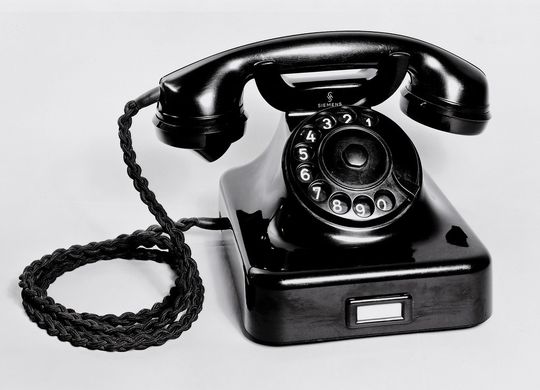 Der Fernsprecher W48 von Siemens und Halske war eine Fortentwicklung des Vorkriegsmodells W28 und ist mit modernisiertem Innenleben bis heute zu bekommen (Foto:  Siemens AG)