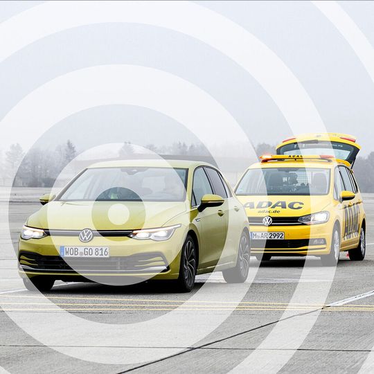 Mithilfe der neuen „Car-2X“-Technik kann das Auto andere Verkehrsteilnehmer in der Umgebung per Funk auf Gefahrensituationen hinweisen.(Bild:  ADAC/Ralph Wagner)