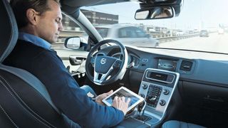 Hände weg vom Steuer: Das automatisierte Fahren rückt näher und bekommt nun einen rechtlichen Rahmen. (Volvo)