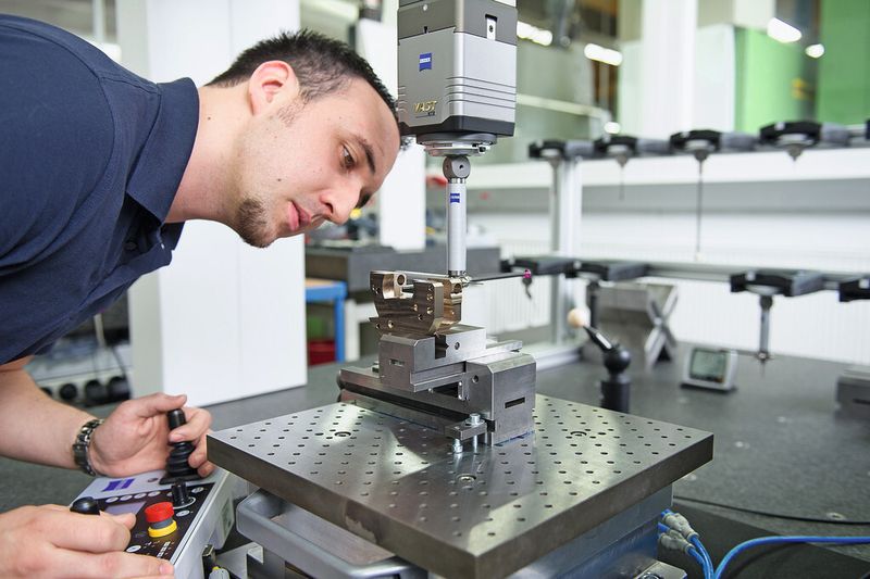 Bild 1: Portalmessgerät mit Scanningmesskopf, in den eine Drehachse integriert ist. So kann das Tastersystem in Abständen von 15 ° beliebig weit gedreht und so immer im richtigen Winkel zum Bauteil positioniert werden. (Bild: Manfred Stich)